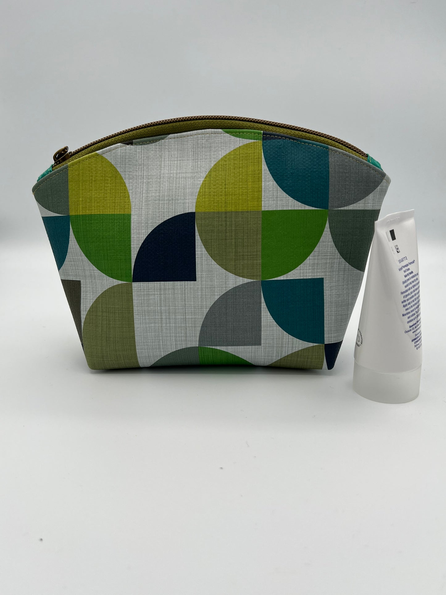 Pouch Geometric Medium