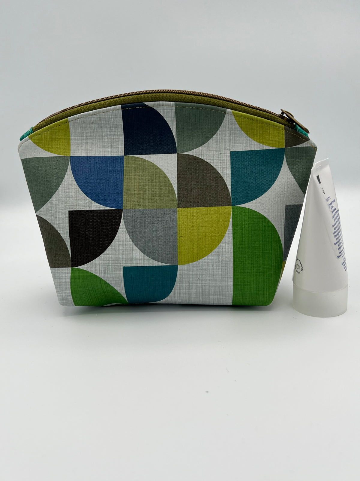 Pouch Geometric Medium